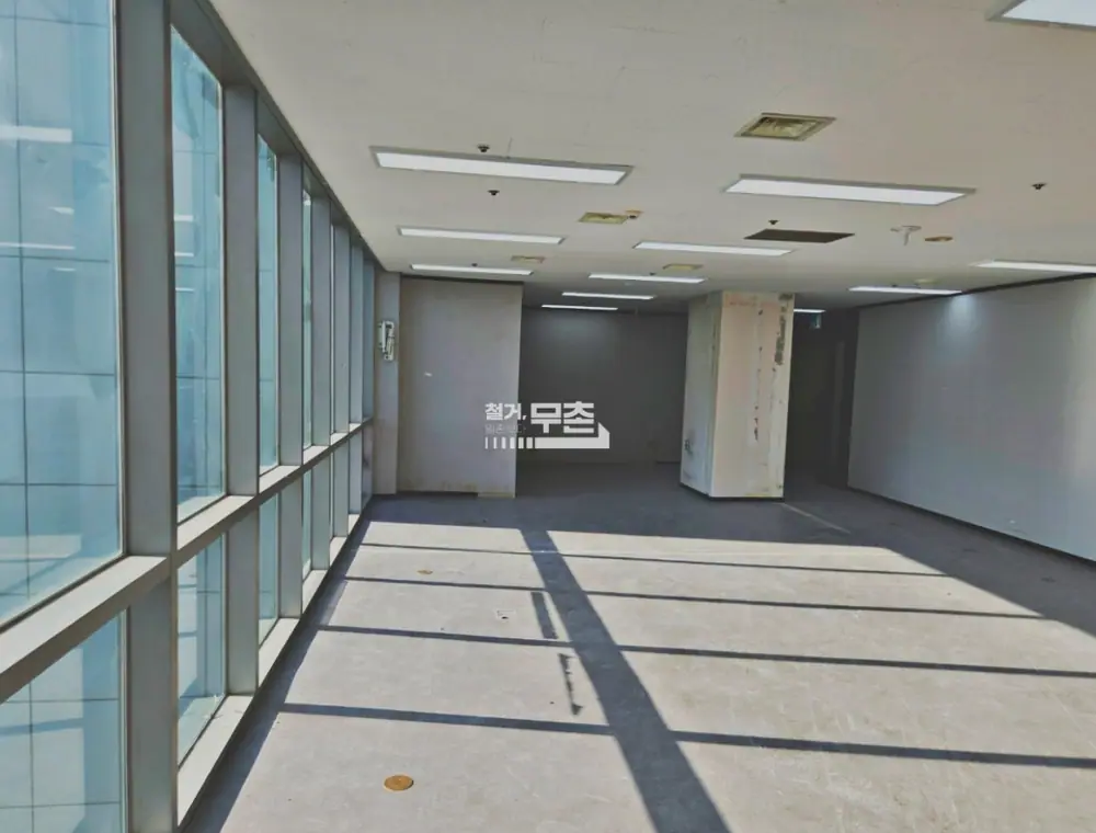 용산구 35평 사무실 내부 철거 현장 (4)