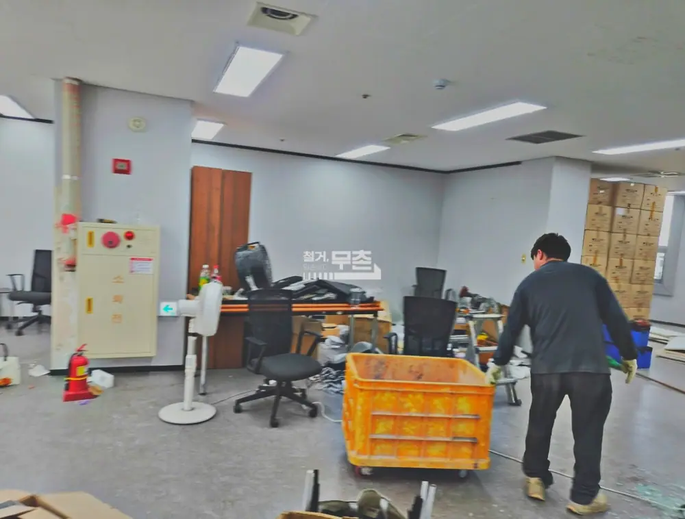 용산구 35평 사무실 내부 철거 현장 사진 10